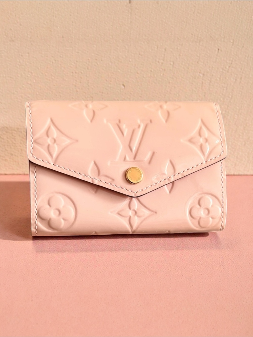 AUTHENTIC Louis Vuitton Rose Ballerine Monogram Vernis Multicles Key Holder- COA